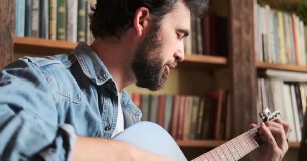 Man singing song and playing guitar at home — Stock Video