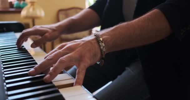 弹钢琴的男人的手 — 图库视频影像