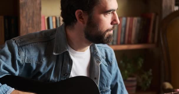 Homem tocando guitarra em casa — Vídeo de Stock