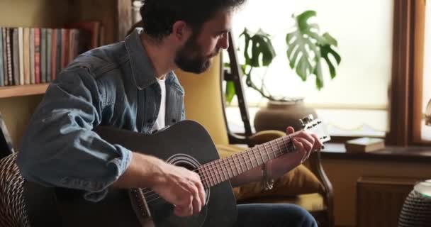 Uomo che suona la chitarra a casa — Video Stock