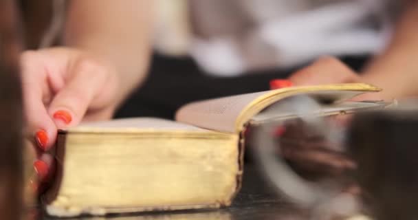 Mãos de mulher lendo um livro — Vídeo de Stock