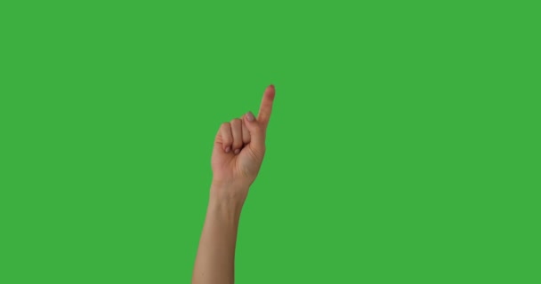 Frau zeigt mit Finger auf grünen Bildschirm — Stockvideo