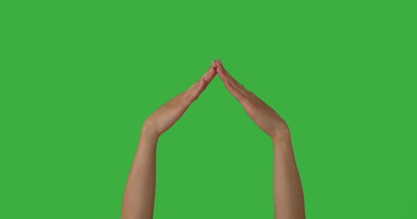 Mãos fazendo gesto quadro casa sobre tela verde — Vídeo de Stock