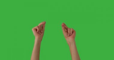 Yeşil arka planda parmaklarını şaklatan kadın