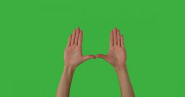 Eller yeşil ekran üzerinde çerçeve hareketi yapıyor