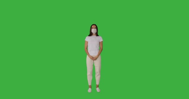 Kvinnan känner sig lättad över att ta bort medicinsk ansiktsmask och andas in frisk luft — Stockvideo