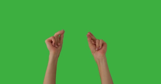 Γυναίκα σπάζοντας δάχτυλα πάνω από το πράσινο φόντο — Αρχείο Βίντεο