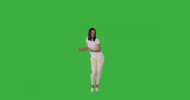 Yeşil arka planda dans eden mutlu kadın