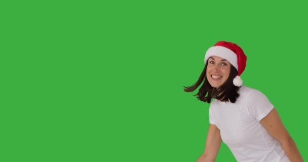 Mujer en sombrero de santa dando pulgares arriba sobre la pantalla verde — Vídeos de Stock