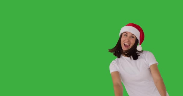 Aufgeregte Frau mit Weihnachtsmütze gibt Daumen hoch über grünem Bildschirm — Stockvideo