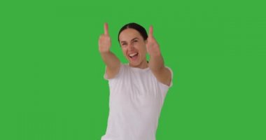 Heyecanlı kadın baş parmak hareketi yapıyor.