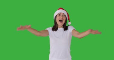 Noel Baba şapkalı keyifli kadın heyecanını gösteriyor.