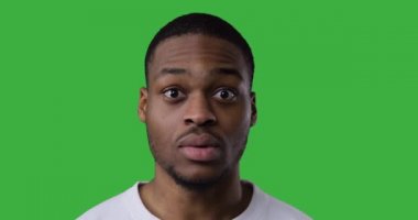 Yeşil arka planda şok olmuş bir adam