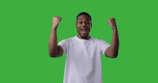 Muž slaví vítězství nad zeleným pozadím — Stock video