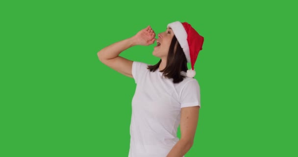 Mulher feliz olhando para cima e chamando Papai Noel — Vídeo de Stock
