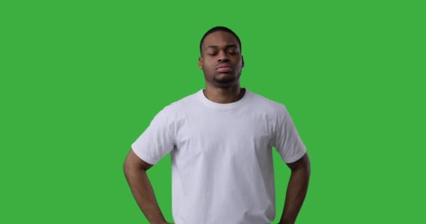 Uomo pigro sbadigliare sullo schermo verde — Video Stock