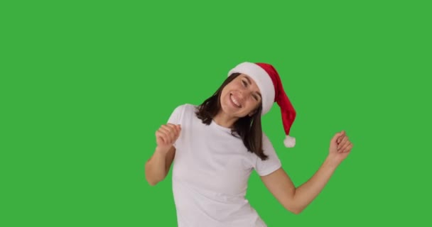 Donna in cappello di Babbo Natale ballare su sfondo verde — Video Stock