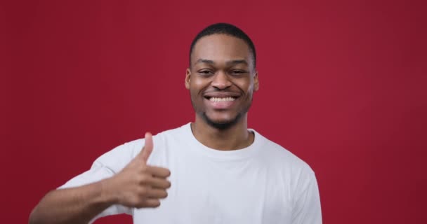 Szczęśliwy człowiek daje kciuki do góry gest — Wideo stockowe