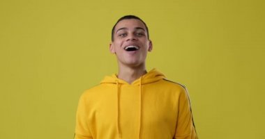 Sarı arka planda alkışlayan adam