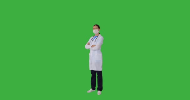 Självsäker kvinnlig läkare bär skyddande ansiktsmask — Stockvideo