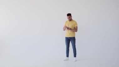 Cep telefonuyla konuşan mutlu bir adam.