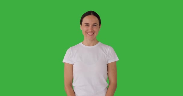 Mulher feliz com braços cruzados sobre fundo verde — Vídeo de Stock