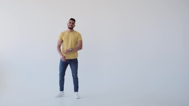 Mutlu genç adam kollarını çapraz — Stok video