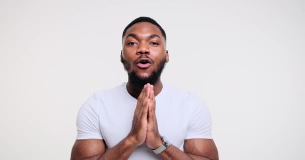 Überraschter Afroamerikaner legt Hand an — Stockvideo