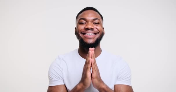Чоловік аплодує і сміється над білим — стокове відео