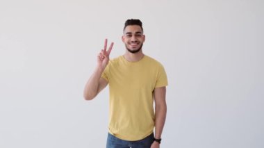 Mutlu adam işaret veriyor.