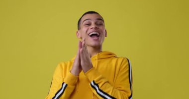 Sarı arka planda alkışlayan adam