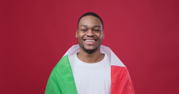 Uomo gradito che tiene bandiera d'Italia — Video Stock