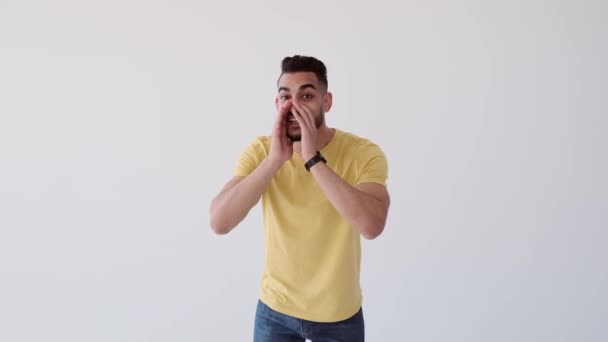 Muž křičí s rukama sevřenýma kolem úst — Stock video