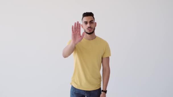 Man zegt nee met stop hand teken — Stockvideo