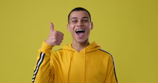 Sorrindo homem dando polegares para cima gesto — Vídeo de Stock