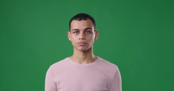Mann verschränkt Arme und gestikuliert nicht über grünen Hintergrund — Stockvideo