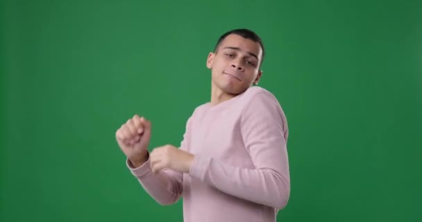 Homem feliz dançando sobre fundo verde — Vídeo de Stock