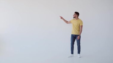 Adam iki eliyle işaret edip baş parmak işareti yapıyor.