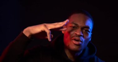 Rap şarkıcısı ultraviyole ışıkta hiphop söylüyor