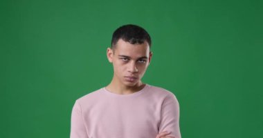 Yeşil geçmişi olan ciddi bir adam.