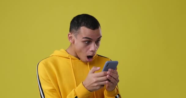 Hombre sorprendido riendo usando el teléfono móvil — Vídeos de Stock