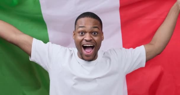 Mann feiert und hält Italien-Fahne — Stockvideo
