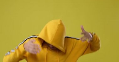 Sarı arka planda dans eden adam