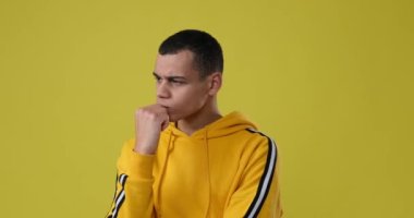 Kafası karışmış adam iyi bir fikirle geliyor.