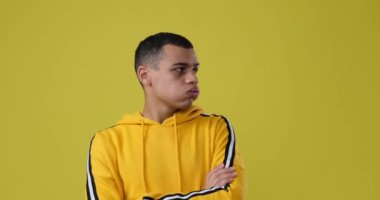 Sarı arka planda sabırsız bir adam bekliyor.