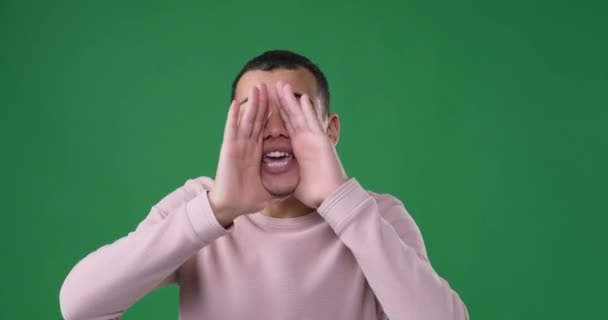 Muž křičí s rukama sevřenýma kolem úst — Stock video