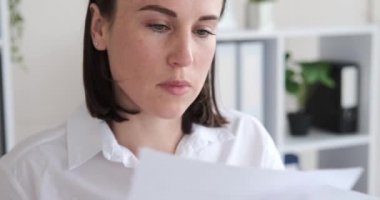 İş kadını ofiste belgeyi analiz ediyor