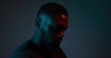 Düşünceli Afrikalı Amerikalı adamın yüzü