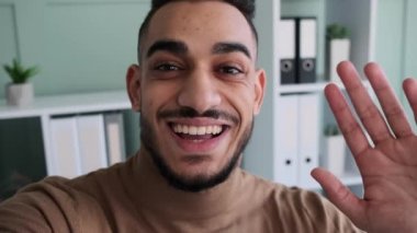 İş adamı video konferansında konuşuyor