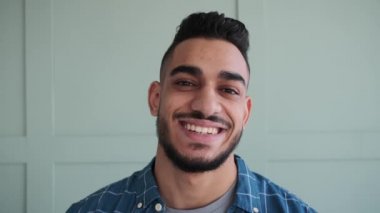 Gülümseyen yakışıklı adamın yüzü